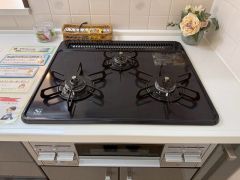 3種類の料理が同時に調理できる、3口ガスコンロ。忙しい夕食の支度時間が短縮できて効率よくお料理が楽しめます。