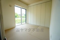 リビングからの続き間として和室をご用意しました。普段はリビングとつなげて開放的なスペースとして、来客時には客間としてお使いいただけます。