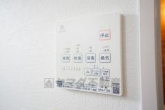 雨の日の洗濯も安心できる浴室暖房乾燥機付き浴室。リモコンで操作もボタン1つで簡単。