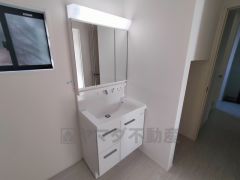 三面鏡つき洗面台。鏡裏にたっぷりとした収納スペースがあります。鏡を閉めてしまえば小物は見えないため、スッキリとした印象の洗面台にできます。