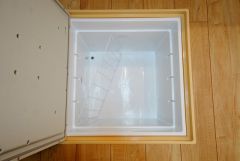 同仕様写真。キッチンにある床下収納は、居住スペースを減らさずに買い置きの調味料や非常食などを保管することができます。