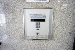 オートロックは、外部の人が自由に建物内に出入りできないため、不審者の侵入防止効果があります。