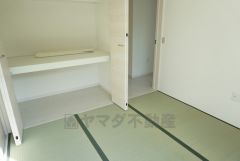 同仕様写真。リビングからの続き間として和室をご用意しました。普段はリビングとつなげて開放的なスペースとして、来客時には客間としてお使いいただけます。