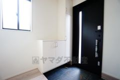 たっぷり収納できるシューズボックスです。家族全員の靴がきれいに整頓できます。棚の上にお花や写真を飾っても良いですね。