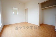 明るい洋室です。ナチュラル色のフローリングで開放的な優しい雰囲気になっています＾＾ベッドや机、ＴＶを置いてもゆとりのある広さです。
