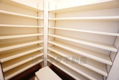 サンダルからブーツまで収納力豊かなシューズクローク。扉を閉めると来客の目に触れることもなく安心です＾＾