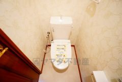 温水洗浄機付トイレです。節水機能もあるので、安心して使えますね。もちろん、1階2階の2ヶ所にトイレがあるので、忙しい朝にもゆとりができますね。