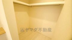 収納力豊富なウォークインクローゼット。洋服や小物などを1箇所にまとめて美しい収納を実現します。スーツケースのような大型の荷物も置けます＾＾