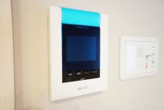 防犯性、セキュリティ対策に安心できるテレビモニター付きインターフォンです。セールスマン対策にもなり安心できます。