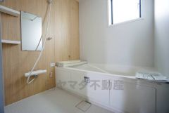 広々1坪タイプの浴槽ユニットでゆったりくつろげるバスルーム。窓、浴室乾燥機付きで換気・雨の日の洗濯もばっちり＾＾