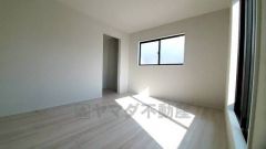 ご夫婦お二人のプライベートシーンを演出する寝室は、大容量のウォークインクローゼット付き。