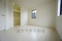 同仕様写真。主寝室としてお使いいただけそうなこちらのお部屋は、日当たりが良く、爽やかな風を感じて起きる朝は、快適生活の始まりに。