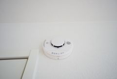 火災発生をいち早く知らせてくれる火災報知器は標準装備です。