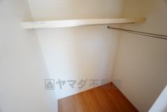 同仕様写真。洋室にはハンガーパイプ付きのウォークインクローゼットが設けられています。たっぷり収納できるので衣替えの心配もいりませんね＾＾