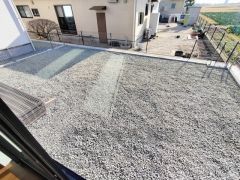 玄関から続く庭は広々としています＾＾