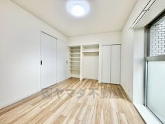 暖かい日差しが差し込む洋室。たっぷり収納できるクローゼット付きでお部屋の中をすっきりと快適に保てます。