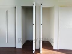 物が散らかりやすいリビングに収納スペースを確保。書類や雑貨をひとまとめにできまるため、お部屋をすっきりさせることが出来ます。