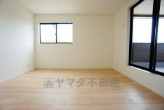 寛ぎの時間を紡ぎだす主寝室は、大型ベッドを置いても余裕の広さを確保しています。