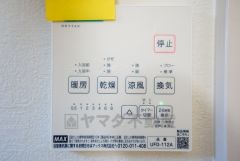 浴室暖房乾燥機付き。天候に左右されず、いつでも好きなときに洗濯物を干せるので、仕事や家事で忙しい方に重宝します。