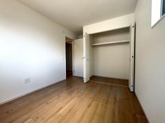 住む人のこだわりを活かす洋室。日当たりがよく、寝室としての利用もおすすめ。広めのクローゼットには荷物をすっきり片付けられ、ゆとりのある暮らしが出来ます＾＾