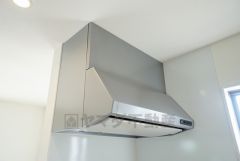 お手入れが簡単なスリム型レンジフードです。調理により発生する油煙や臭いを吸い込み、屋外へ排気してくれます。