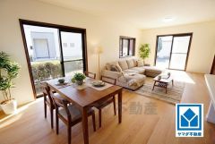 家具はイメージです。大きな窓のあるリビングは、陽光あふれる明るい空間です。居心地良く、ご家族皆がゆったり寛げる憩いの空間となりそうです。