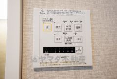 浴室暖房乾燥機付き。天候に左右されず、いつでも好きなときに洗濯物を干せるので、仕事や家事で忙しい方に重宝します。