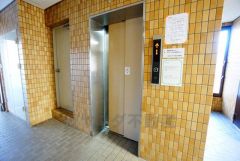 重い荷物を運ぶのにも便利なエレベーター付です。