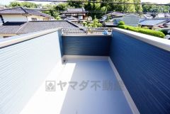 陽当たりの良いバルコニーです。お洗濯やお布団干しはもちろん、日光浴スペースにも。足元は防水工事施工済です。
