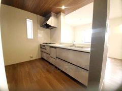 対面式カウンターキッチンからはお子様の様子が見守れます。ダイニングへの配膳や調理の時便利なカウンター付き。