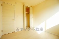 住む人のこだわりを活かす洋室。日当たりがよく、寝室としての利用もおすすめ。広めのクローゼットには荷物をすっきり片付けられ、ゆとりのある暮らしが出来ます＾＾