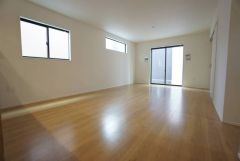 大きな窓のあるリビングは、陽光あふれる明るい空間です。居心地良く、ご家族皆がゆったり寛げる憩いの空間となりそうです。