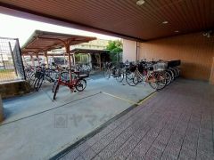 大切な自転車を守れるよう屋根付きの自転車置き場になっております。