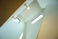 開放感のある吹き抜け＾＾天井まで見渡すことが可能であるため視線の抜けが良く、実際の部屋の広さよりも広く感じます＾＾