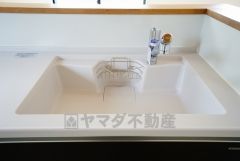 広々とした凸型シンクに洗剤ポケットを標準装備。大きなお鍋など洗いやすいです。