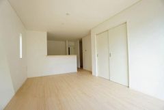 対面式キッチンとつながるリビング、家族の会話弾むLDKの中心。家事動線も快適、住まいの中核で暮らしがもっと便利に。