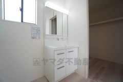 三面鏡つき洗面台。鏡裏にたっぷりとした収納スペースがあります。鏡を閉めてしまえば小物は見えないため、スッキリとした印象の洗面台にできます。