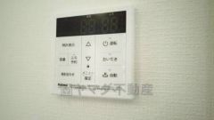 キッチン横からボタンひとつで操作が楽々。