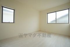 同仕様写真。2面採光を確保した明るい室内は、風通しも良く、大変居心地の良い空間となっております。爽やかな風を感じて起きる朝は、快適生活の始まりに。