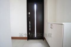 たっぷり収納できるシューズボックスです。家族全員の靴がきれいに整頓できます。棚の上にお花や写真を飾っても良いですね。