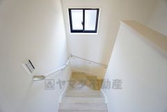 ご年配の方でも安心できる、手すり付き階段。段差も低めで設定されており、安全性にも優れていますね＾＾
