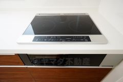同仕様写真。IHクッキングヒーターは火を使わないため、火災の発生リスクを抑えることが出来ます。汚れてもサッとふけてお掃除らくらく＾＾