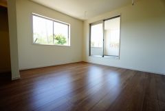 同仕様写真。主寝室としてお使いいただけそうなこちらのお部屋は、日当たりが良く、爽やかな風を感じて起きる朝は、快適生活の始まりに。