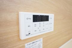 湯量・湯温の設定、そして保温までワンタッチのフルオートバス。便利な追い炊き機能付きです。