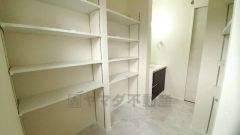 バスタオルや着替えなど置くことができる棚を設置。洗剤のストックも収納できます。