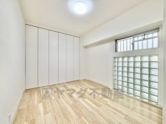 住む人のこだわりを活かす洋室。日当たりがよく、寝室としての利用もおすすめ。広めのクローゼットには荷物をすっきり片付けられ、ゆとりのある暮らしが出来ます＾＾