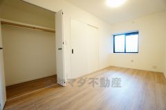 暖かい日差しが差し込む洋室。たっぷり収納できるクローゼット付きでお部屋の中をすっきりと快適に保てます。