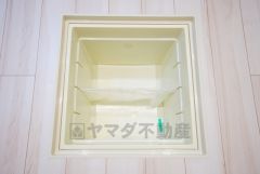 同仕様写真。キッチンにある床下収納は、居住スペースを減らさずに買い置きの調味料や非常食などを保管することができます。