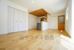 大きな窓のあるリビングは、陽光あふれる明るい空間です。居心地良く、ご家族皆がゆったり寛げる憩いの空間となりそうです。