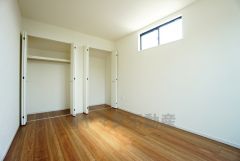 寛ぎの時間を紡ぎだす主寝室は、大型ベッドを置いても余裕の広さを確保しています。